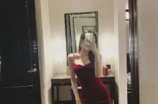 小马云疑有网红女友对方长相漂亮身材好俩人当众亲吻毫不避讳